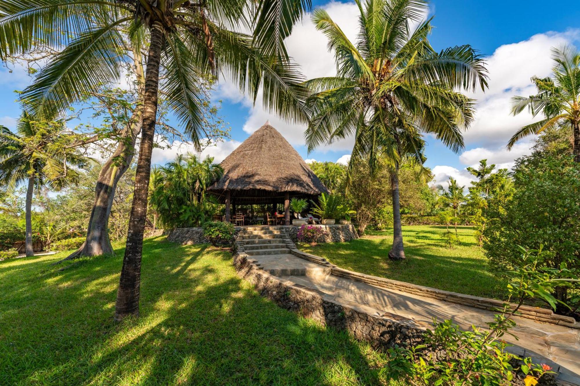 Diani Marine Divers Village Diani Beach Bagian luar foto