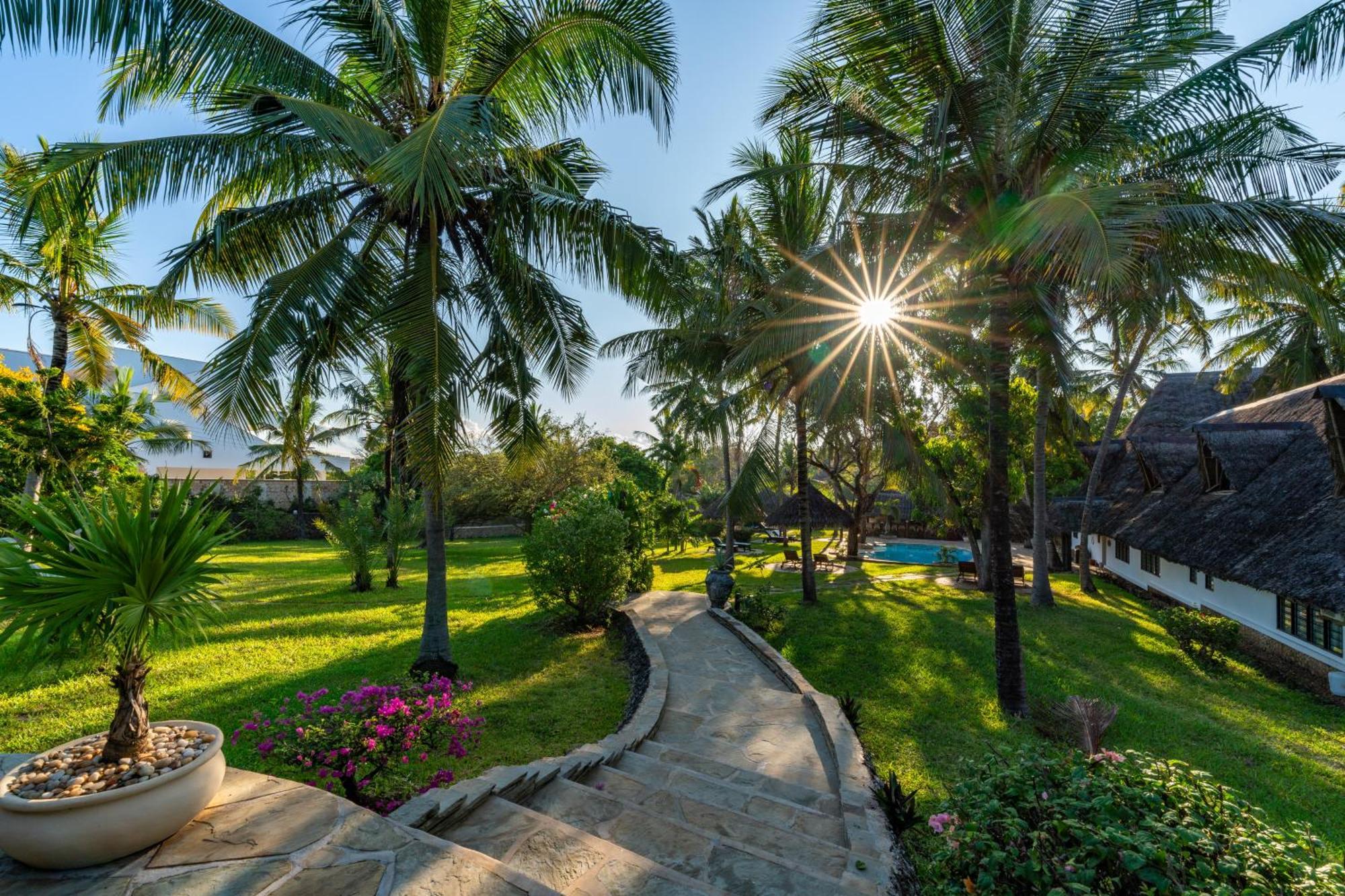 Diani Marine Divers Village Diani Beach Bagian luar foto